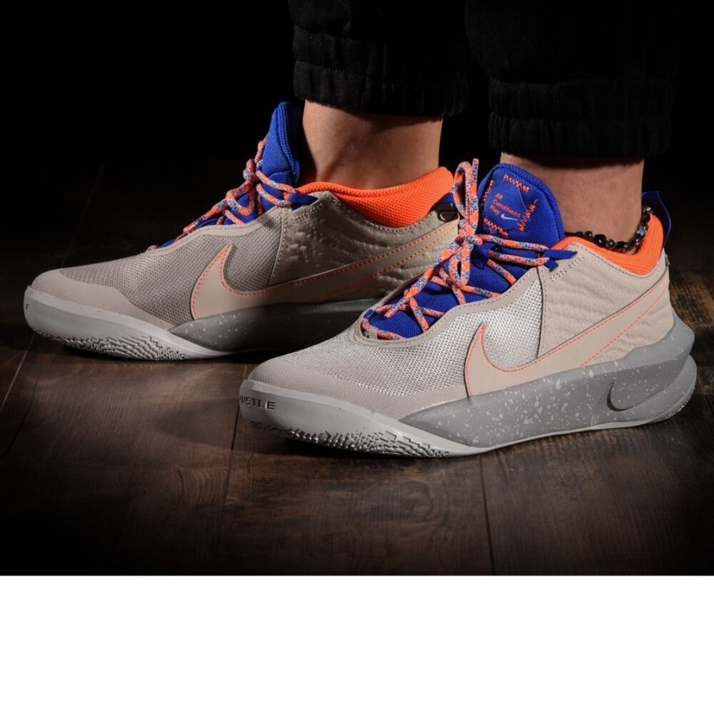 NIKE TEAM HUSTLE D 10 SE (GS) DESERT SAND Size 3Y and 6.5Y (New)